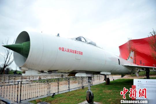 图为现场陈列的歼-8战斗机。 刘占昆 摄