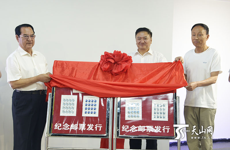 市分公司总经理杨力为《中国人民解放军建军九十周年》邮票揭幕