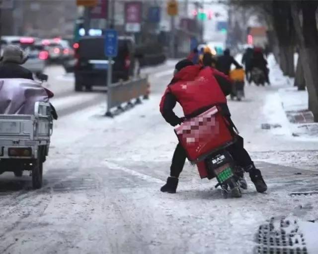迟到5分钟,快递小哥被打到大小便失禁!打人者