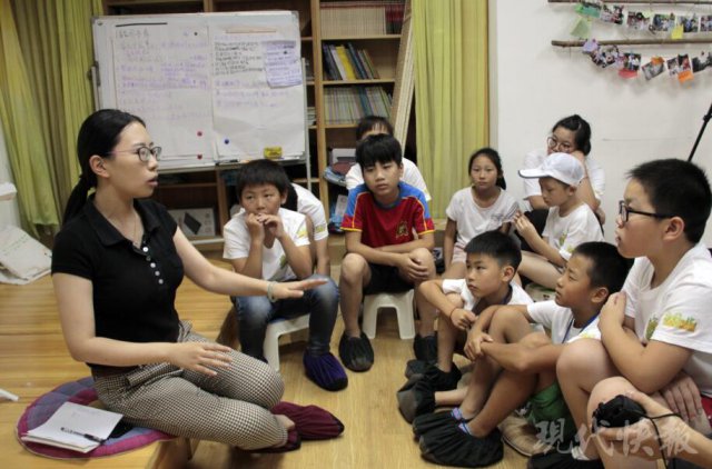 点赞!现代快报记者变身老师,教孩子们采访拍照