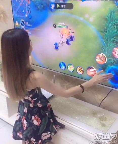 双膝跪地玩《王者荣耀》?妹子这游戏姿势真是