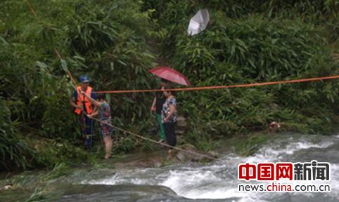 台风天溪水暴涨三人被困 乐清消防迅速救援