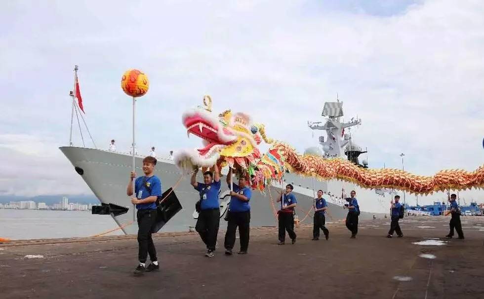 ▲资料图片：5月12日，中国海军远航访问编队到达马来西亚槟城码头，当地的华人华侨迎接中国海军。