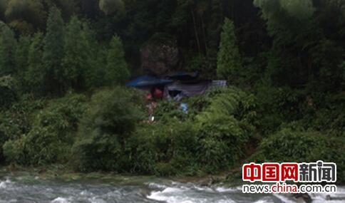 台风天溪水暴涨三人被困 乐清消防迅速救援