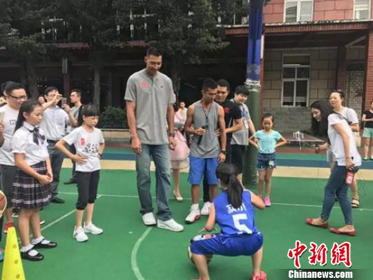 易建联现身成都 小朋友提问吃什么能长你那么