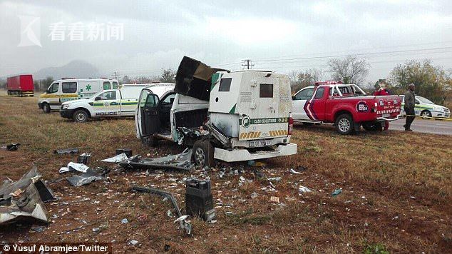 运钞车被劫匪炸开花碎片飞树上现金铺一地 价