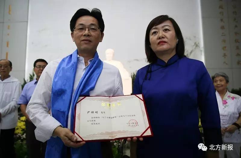 感恩草原!三千孤儿代表见证乌兰夫同志紫砂雕