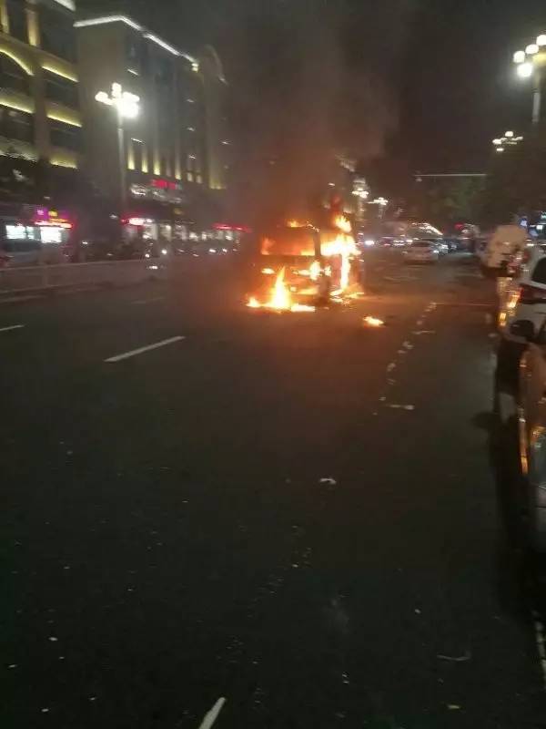 平潭东大路一辆救护车突发自燃,烧成车架(视频