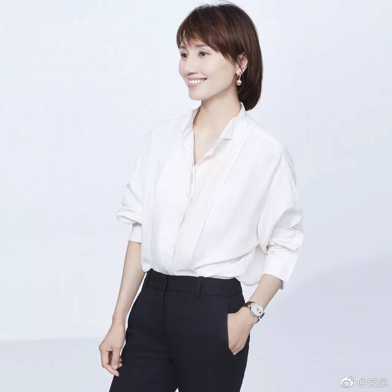 41岁袁泉参加活动，打扮帅气又优雅，新发型超减龄_造型