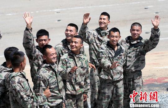 中国队两组选手赛后接受媒体采访并与观众见面。 王小军 摄
