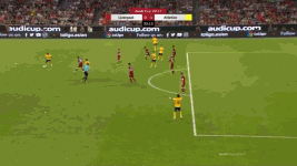 第11分钟,伍德伯恩斜45度传中,索兰克头球后蹭偏出.