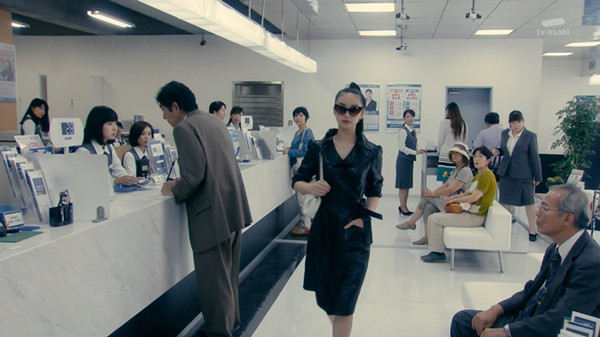 《黑色皮革手册》:在男权社会,恶女如何生存