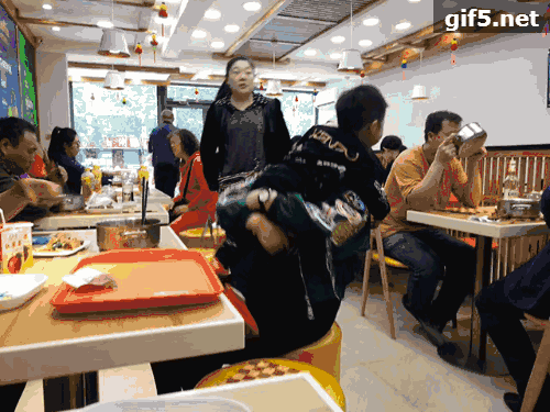 想吃面不知道去哪儿?郑将军排骨焖面,打破面条