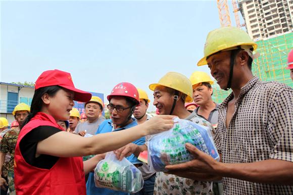 夏送清凉 温暖人心|建筑工人|志愿者|防暑降温