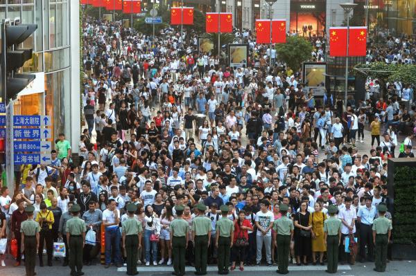 2016年10月1日，武警在上海南京路步行街维持秩序。澎湃新闻记者 赖鑫琳 资料图