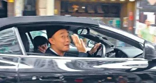 为什么到家门口了却还呆在车里?我只想有自己的一点空间和时间!