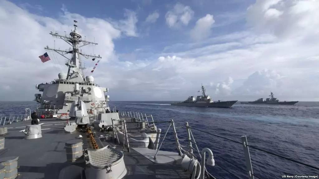 ▲资料图片：3月10日，美国海军“斯特西姆”号、“巴里”号和“菲茨杰拉德”号三艘导弹驱逐舰在菲律宾海编队航行。