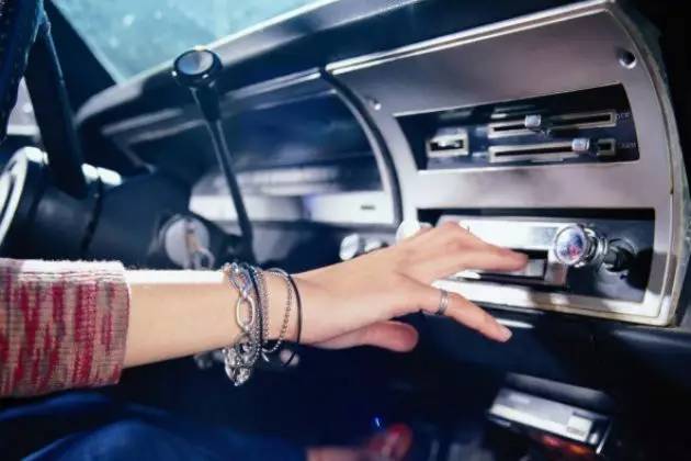 为什么到家门口了却还呆在车里?我只想有自己的一点空间和时间!