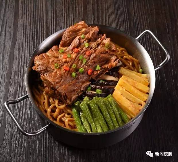 想吃面不知道去哪儿?郑将军排骨焖面,打破面条