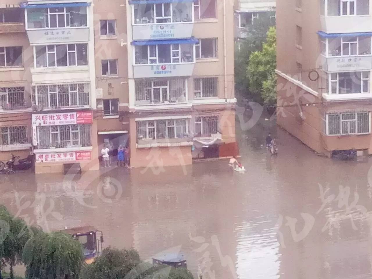 暴雨升格为橙色预警!小区里真能划“小船”了!本周都是雨雨雨雨雨……