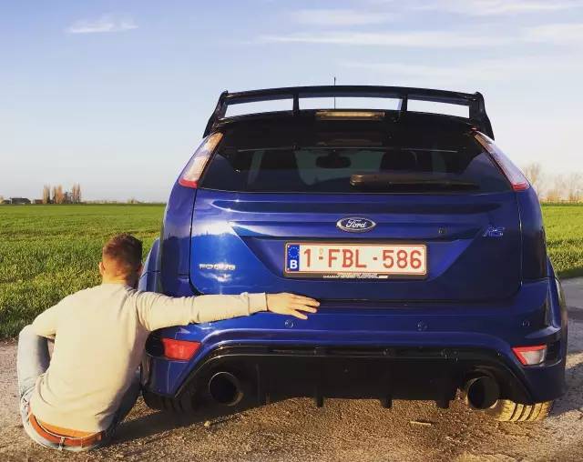 为什么到家门口了却还呆在车里?我只想有自己的一点空间和时间!