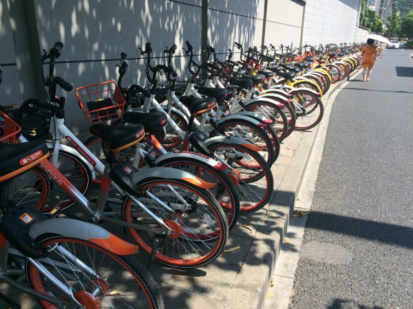 7月14日，杭州一处非灵活车泊位中停满共享单车。