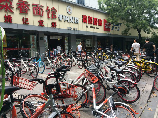 杭州人行道上的共享单车