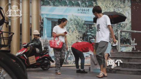 天津街头惊现一箱可随便拿的硬币!全国多地都有,感动还是套路?