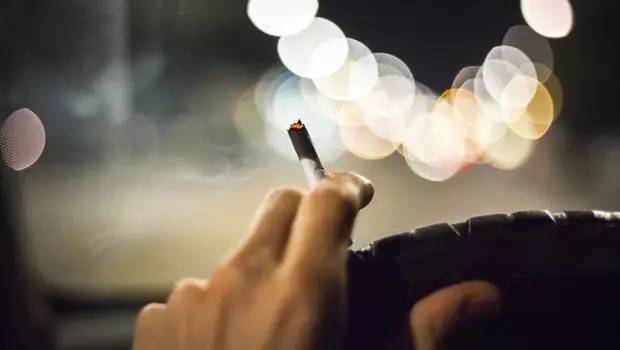 为什么到家门口了却还呆在车里?我只想有自己的一点空间和时间!