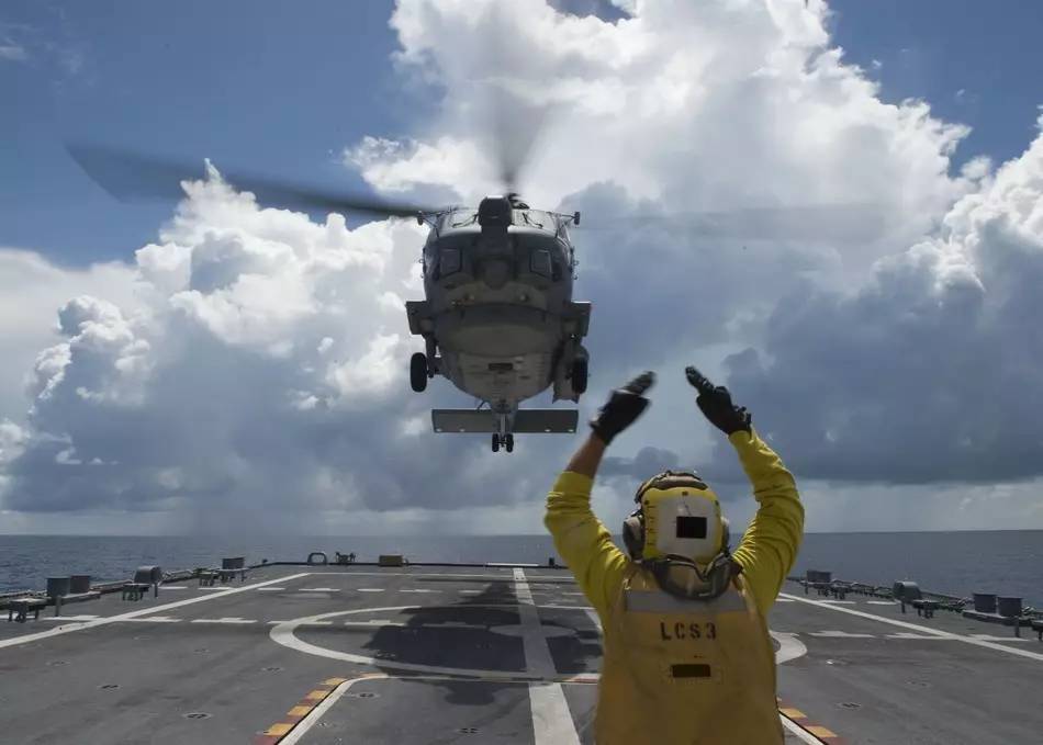  ▲资料图片：美国海军“沃斯堡”号濒海战斗舰在南海进行舰载直升机起降训练。