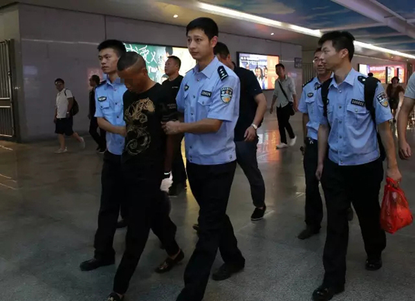 犯罪嫌疑人夏某被浙江义乌市警方从陕西押解回义乌。