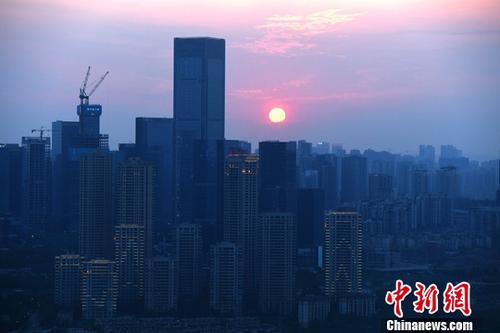 资料图：重庆高楼。中新社记者 陈超 摄