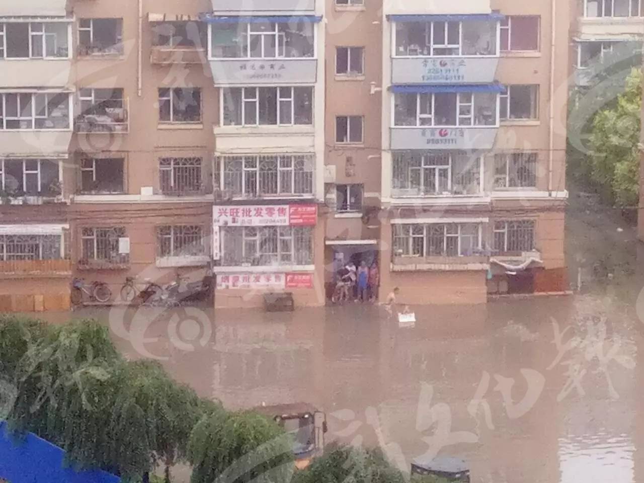 暴雨升格为橙色预警!小区里真能划“小船”了!本周都是雨雨雨雨雨……