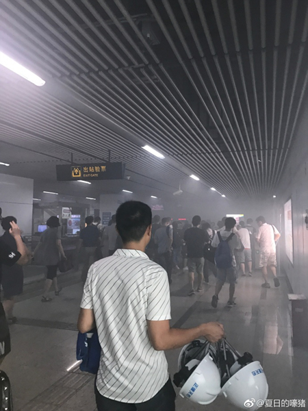 吓死宝宝了!晚高峰上海地铁10号线伊犁路站现