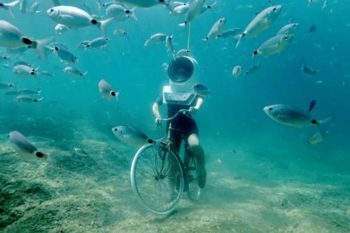 与鱼群漫游 骑车在克罗地亚海底走一趟历史之