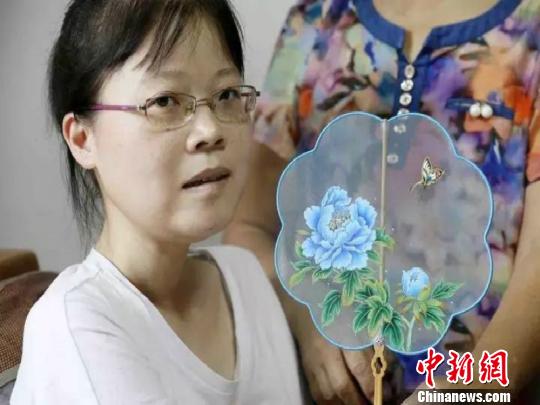 双手移动幅度5厘米 渐冻症女子以画诠释人生|汪