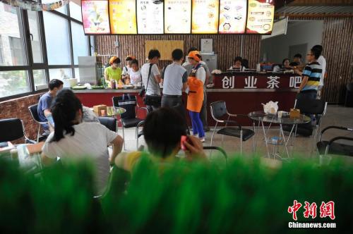 资料图：2015年5月28日，山西中医学院大学生自主谋划的“创业茶吧”正式营业。韦亮 摄