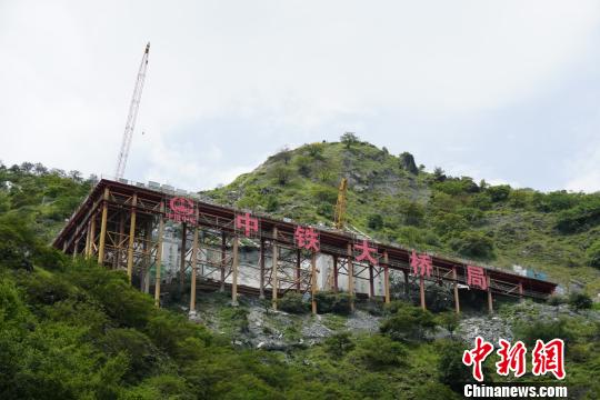 探访滇藏铁路丽香段:铺筑科学环保天路|虎跳