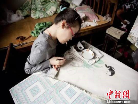 双手移动幅度5厘米 渐冻症女子以画诠释人生|汪