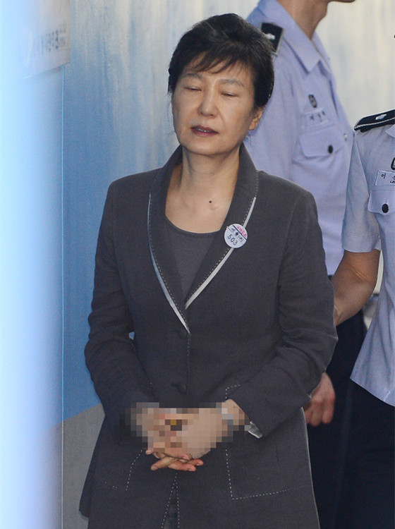  4日朴槿惠出庭受审，她面色憔悴，困到不行