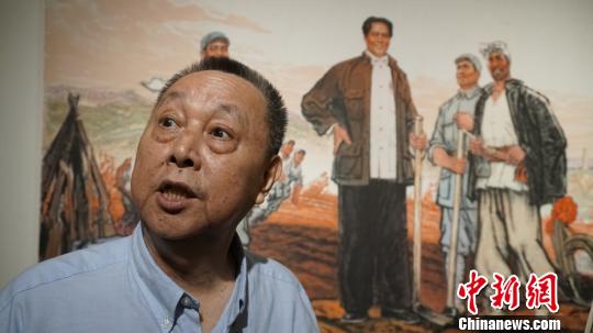 广东美术大师林墉在其作品前接受采访 朱延生 摄