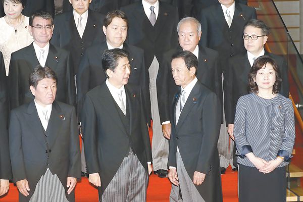 8月3日，在日本东京首相官邸，安倍晋三与新一届内阁合影。