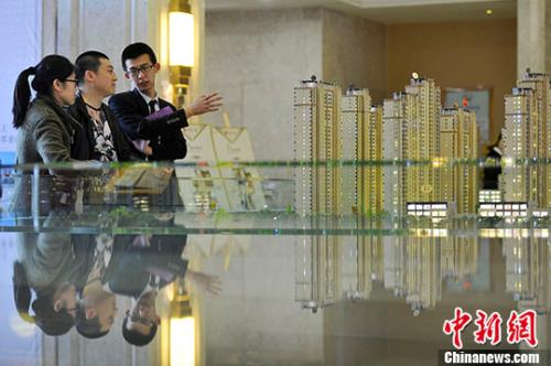 置业照料向民众推荐商品房户型。 中新社记者 韦亮 摄
