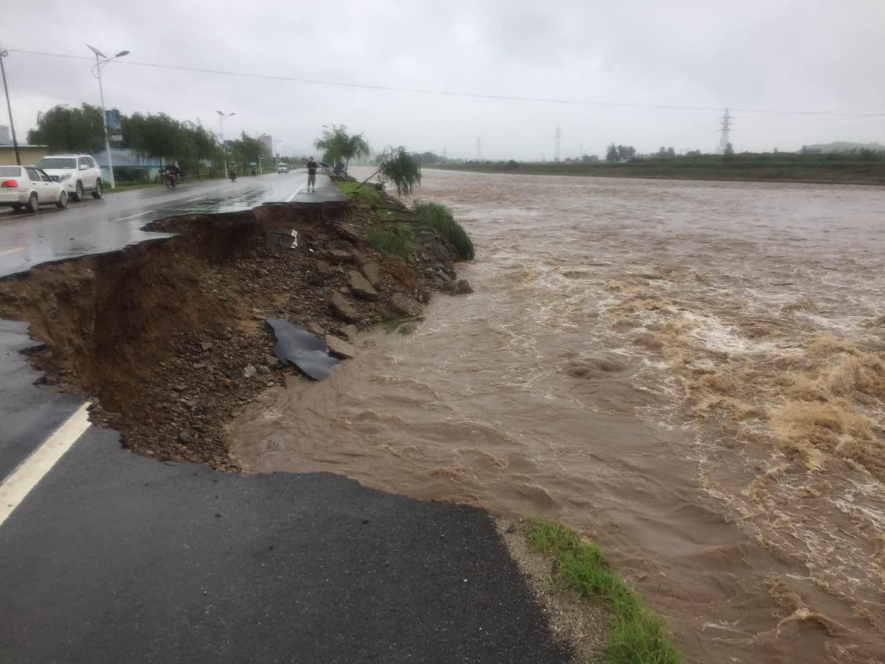 辽宁岫岩遭遇洪水 公路损毁 广告牌被掀翻（图）