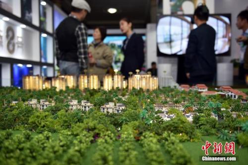 资料图：售楼职员向主顾先容楼盘。 中新网记者 金硕 摄