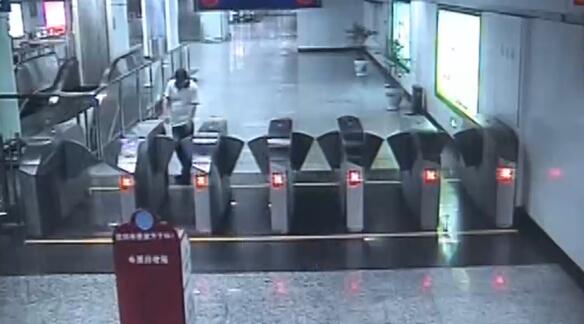 视频|醉酒男子地铁站内疯狂破坏公共财物 挥拳