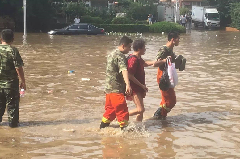 aab2f1514b3e9e2781b9692c822a5ec2.jpg 视频|一夜暴雨后积水没过车顶 大连机场出动消防车接送滞留旅客