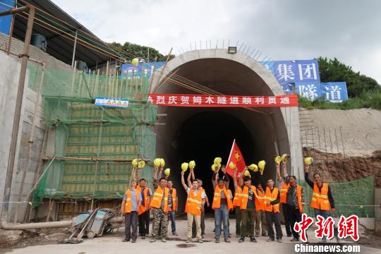 探访滇藏铁路丽香段:铺筑科学环保天路|虎跳