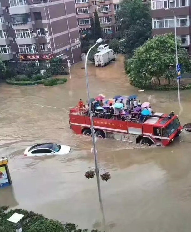 24766ed7dede0c1b845e580a395d5499.jpg 视频|一夜暴雨后积水没过车顶 大连机场出动消防车接送滞留旅客