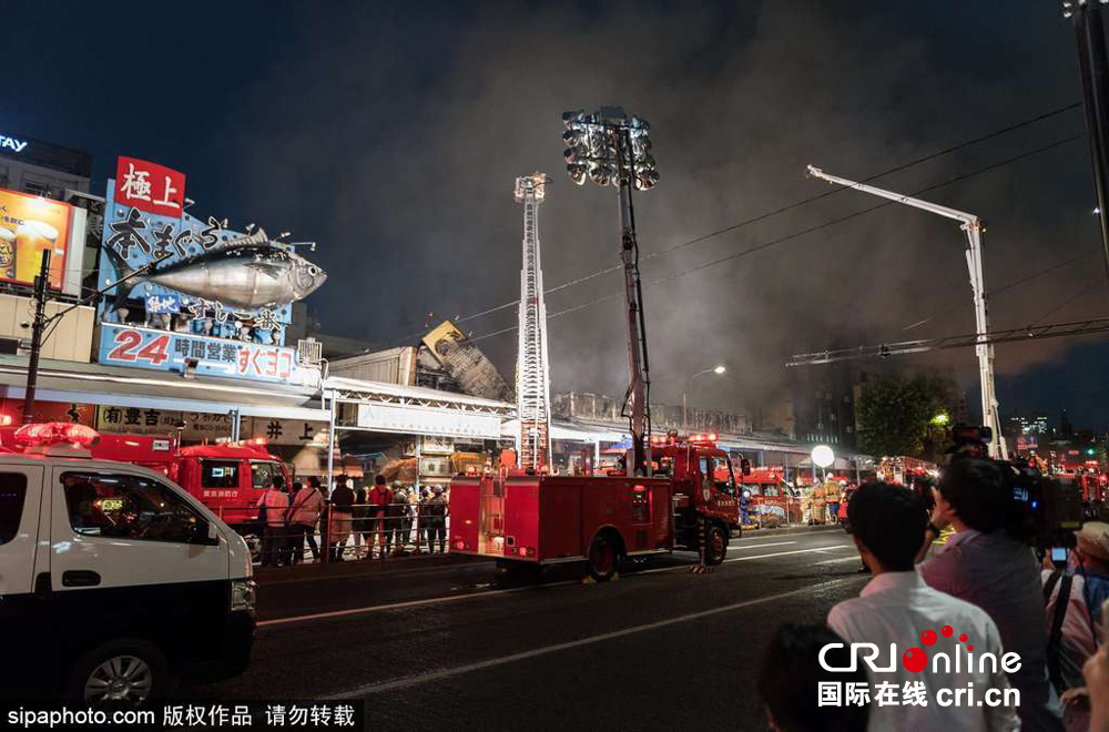 日本东京筑地市场发生火灾 多辆消防车赶赴现场救灾
